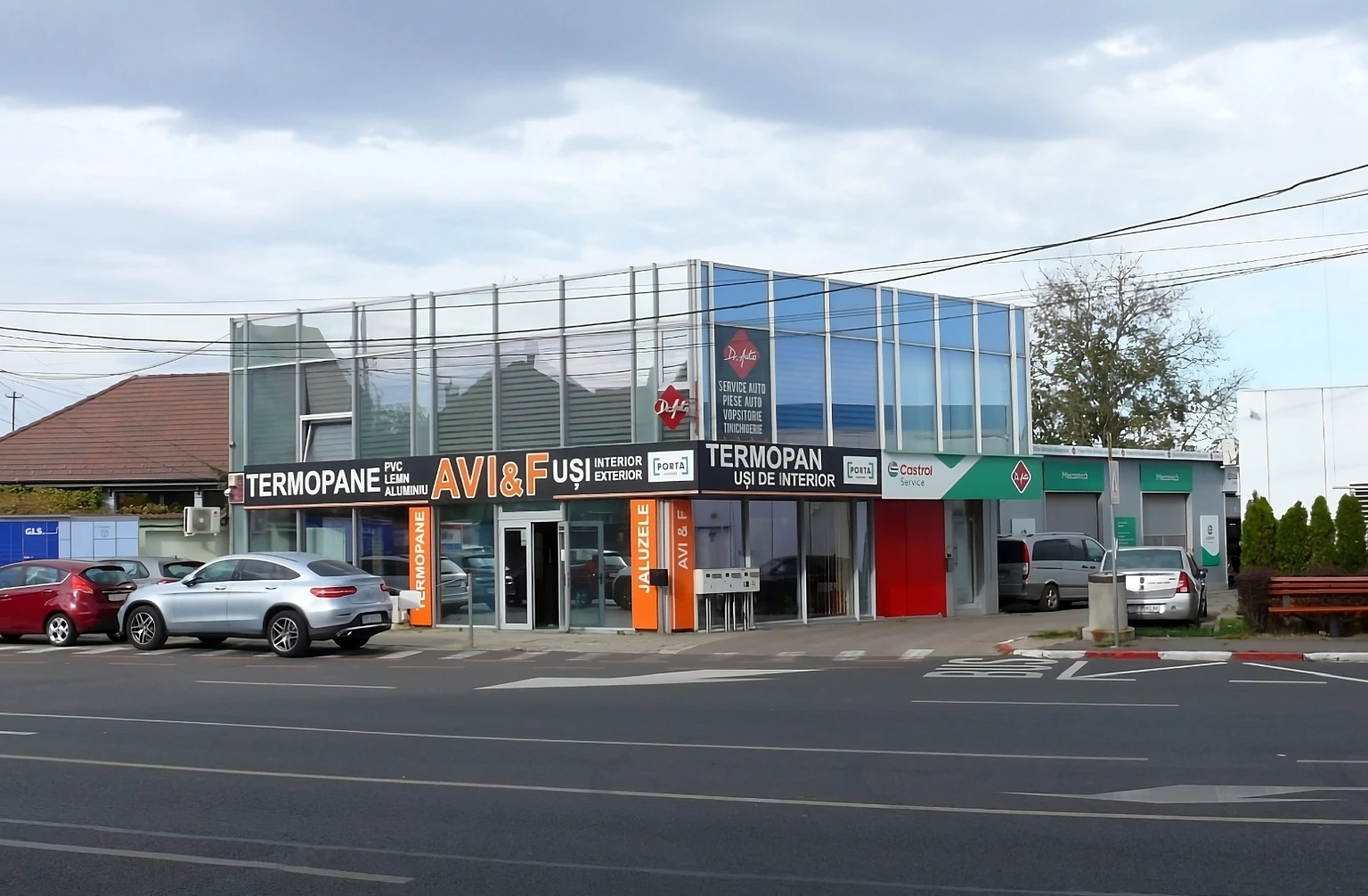 Exterior casă cu ferestre și uși PVC montate de AVI-F Sibiu